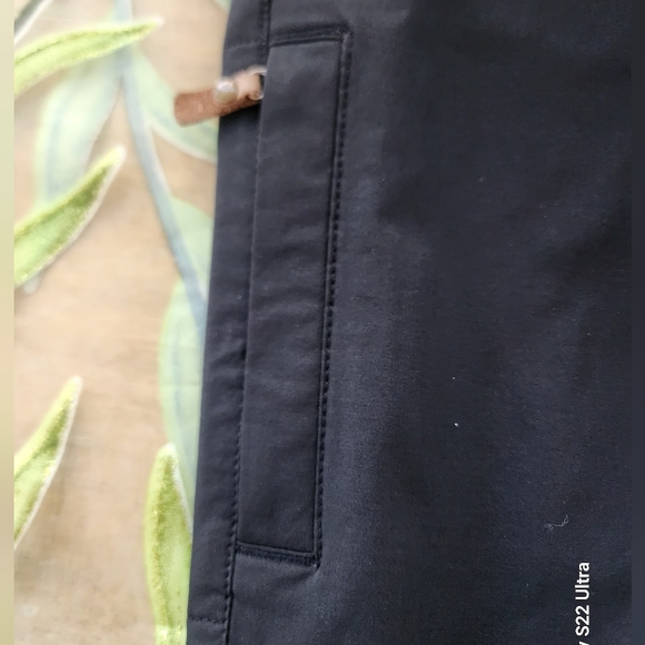 Fjallraven Black Capris for Versatile Wear - Picture 5 of 10